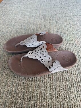 FitFlop Flora Sandals Women 9 Metallic Tan Brown Thong Flip Flops Wobbleboard